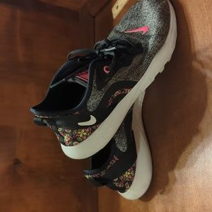 Women's Nike shoes sz. 7